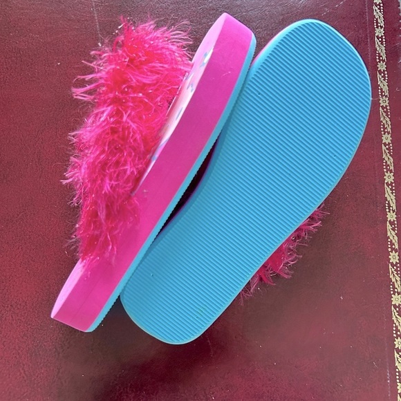 Hello Kitty SET OF 2 Feather Flip Flops Size 7 8 PEACE Hello Kitty White T Shirt - Picture 5 of 16